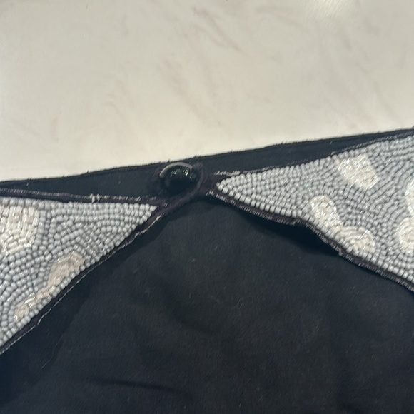 Gray Clover Beaded Bib Necklace - Picture 4 of 4